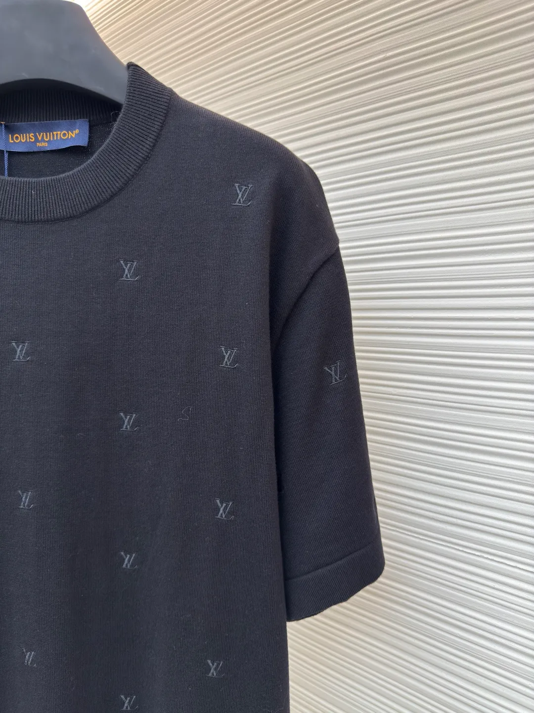 LOUIS VUITTON full-width embroidered knitted short-sleeve ●Authentic product: purchased and developed for 11400 ●Item number: 1680375-A75 ●Fabric: blended yarn fabric ●Technology: full-width embroidery production ●Version: fitted version ●Weight: about 345 grams ●Size: XS-S-M-L ●Description: Made of blended yarn, the composition is 95% cotton, 5% spandex. This fabric uses spun yarn, which is a must-have material for summer knitted short-sleeves. The cotton upper body has a more three-dimensional effect and good ventilation. The polyester material allows the clothes to remain elastic after being worn for a long time. This embroidery uses full-width computer-positioned embroidery. The 10 rows of embroidery on the front and back are consistent with the original version. The entire garment is embroidered with about 80 stitches and about 12,000 stitches. The embroidery is aligned diagonally up and down across the entire width. This crew-neck shirt is designed with sleek lines and full-scale embroidery depicting the LV Blason pattern. It can be easily integrated into casual or formal looks, making it a classic choice during the changing seasons. The overall color is consistent with no color difference. It can be matched with the same style to create a fashionable look, and can be used in various occasions. Customized accessories, complete with three standards, the same style for men and women!